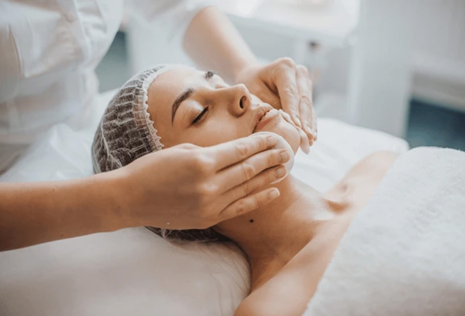 Specialized hair loss treatment for alopecia and pattern baldness in Kerala